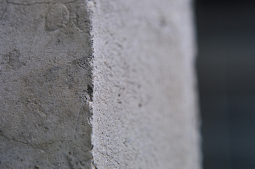 кусок бетонной стены
